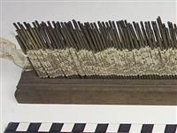 2026.1 detail.jpg; 2026.1; Plooiraam met koperen staafjes en strook,; plooiraam